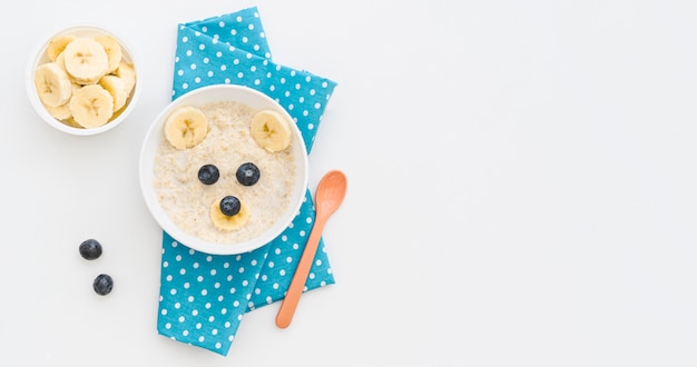 Vista dall'alto latte e fiocchi d'avena con frutti con copia-spazio