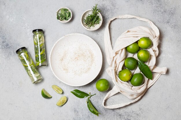 Vista dall'alto lime e bottiglie d'acqua infuse