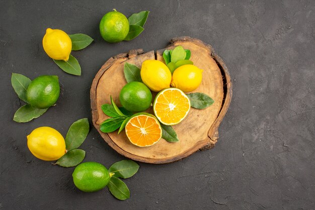 Vista dall'alto limoni freschi aspri sugli agrumi di calce frutta tavolo scuro