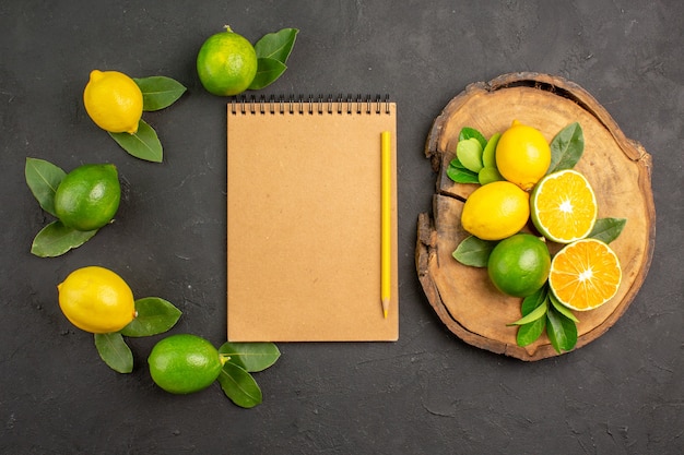 Vista dall'alto limoni freschi aspri sulla tavola grigio scuro agrumi calce