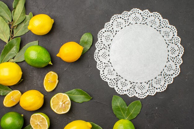 Vista dall'alto limoni freschi frutta acida sugli agrumi calce tavolo scuro