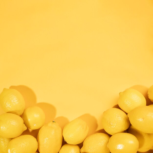 Vista dall'alto limoni organici con spazio di copia