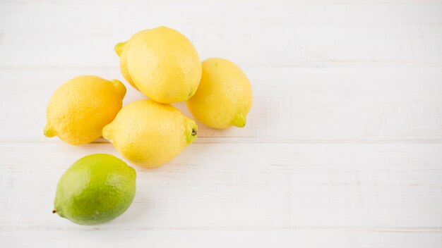 Vista dall'alto limoni organici sul tavolo