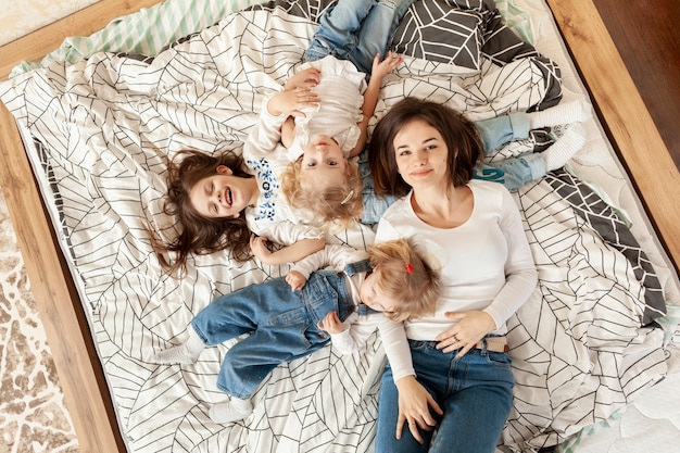 Vista dall'alto madre e figlia a letto