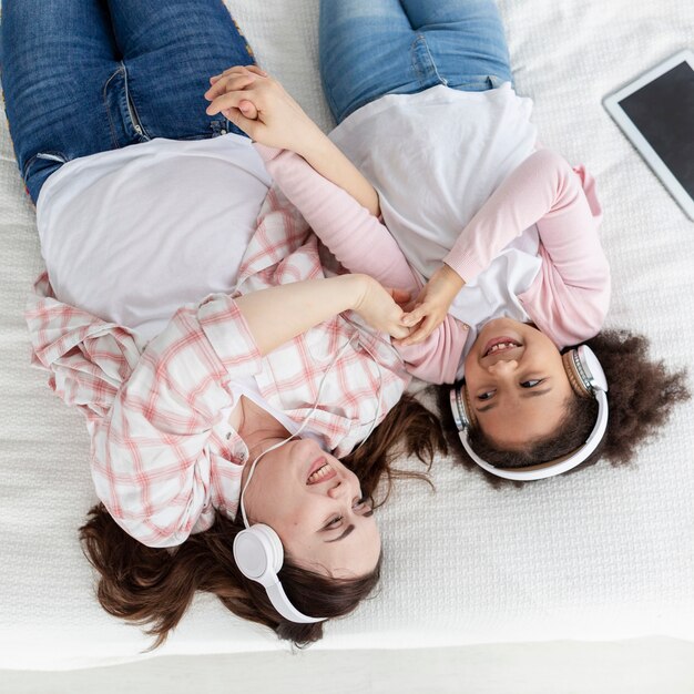 Vista dall'alto madre e figlia ascoltando musica