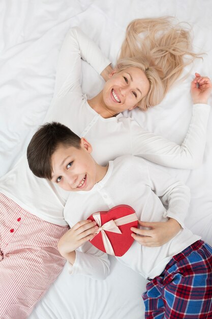 Vista dall'alto madre e figlio con scatola di cioccolato