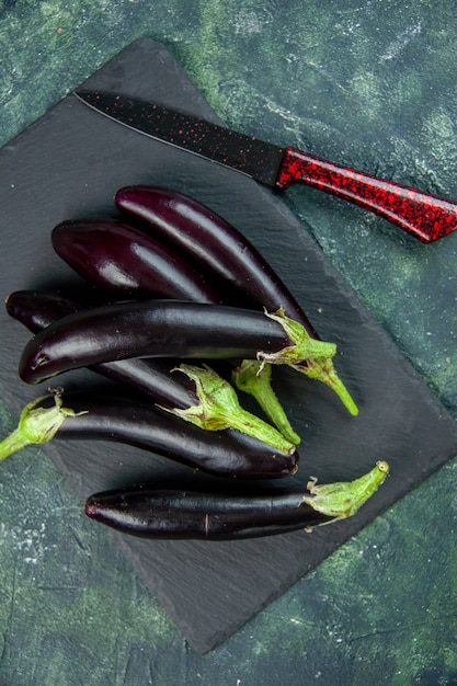 vista dall'alto melanzane nere su una superficie scura insalata di colore fresco verdura cibo maturo cena pasto