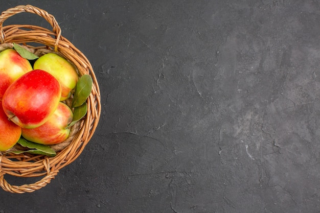 Vista dall'alto mele fresche frutti maturi all'interno del cesto sul tavolo grigio frutti maturi freschi