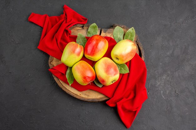 Vista dall'alto mele fresche frutti maturi su tessuto rosso e tavolo grigio frutta matura fresca