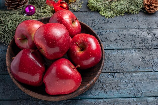 Vista dall'alto mele rosse fresche dolci frutti maturi sulla scrivania blu scuro pianta molti alberi da frutto rosso fresco colore