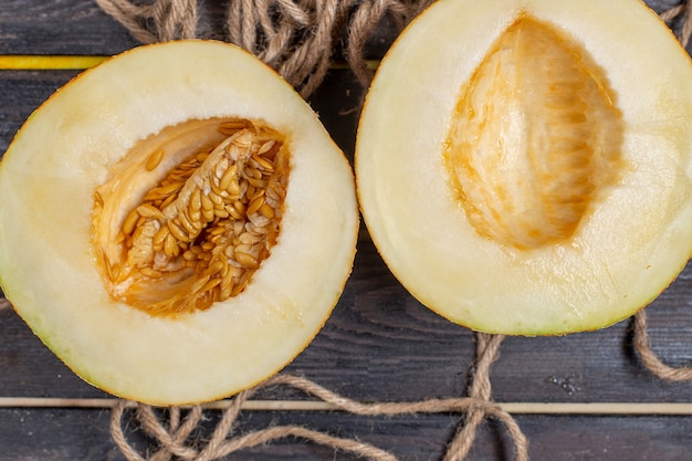 Vista dall'alto melone tagliato a metà frutta dolce sullo sfondo marrone