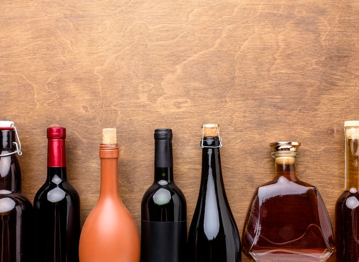 Foto gratuito vista dall'alto mix di bottiglie di alcol