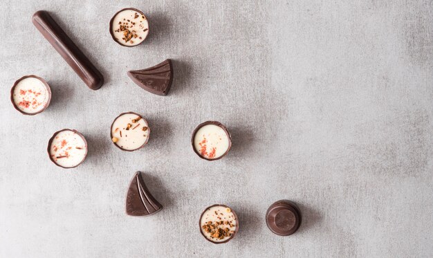 Vista dall'alto mix di caramelle al cioccolato