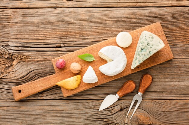 Vista dall'alto mix di formaggi gourmet sul tagliere di legno