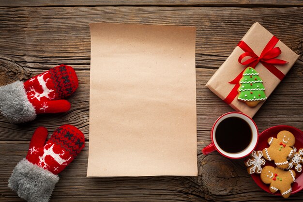 Vista dall'alto nota di Natale con mock-up su un tavolo