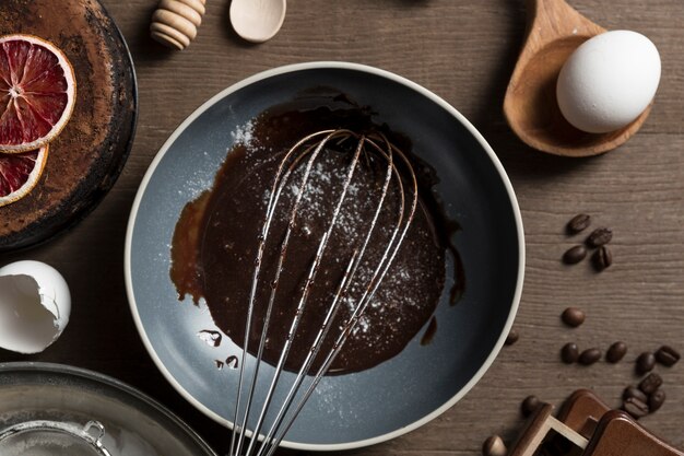 Vista dall'alto padella con gustoso cioccolato sul tavolo