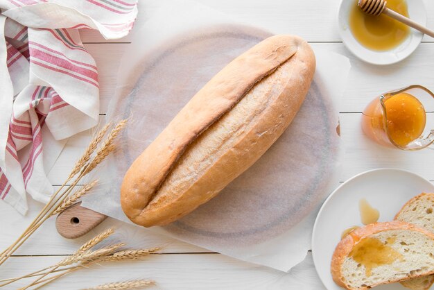 Vista dall'alto pagnotta di pane con miele