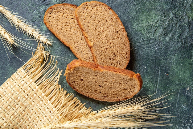 Vista dall'alto pagnotte di pane scuro sulla scrivania scura