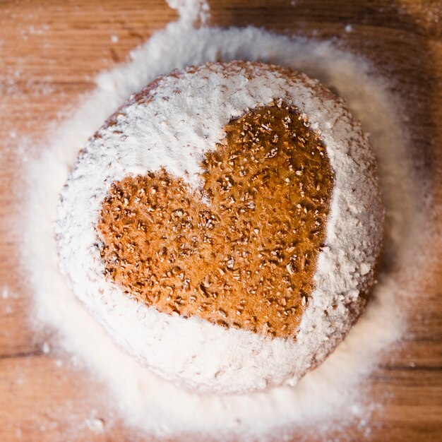 Vista dall'alto pane fatto in casa a forma di cuore