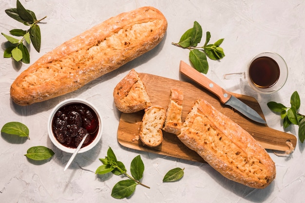 Vista dall'alto pane fatto in casa con marmellata sul tavolo