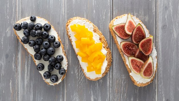 Vista dall'alto panini con crema di formaggio e frutta