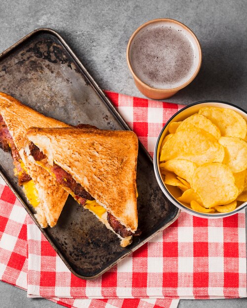 Vista dall'alto panino con pancetta e formaggio con patatine