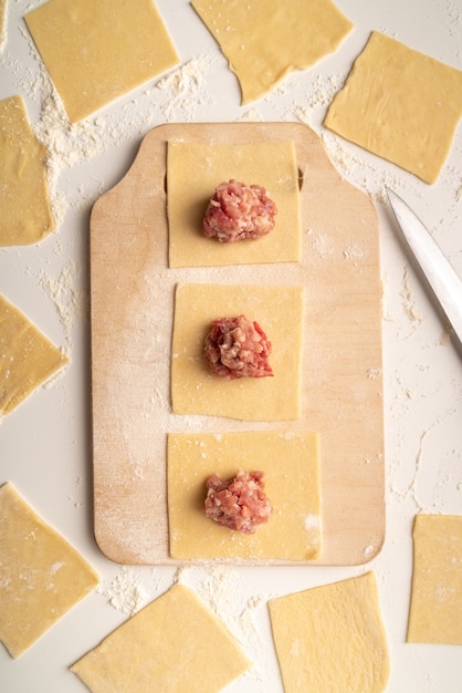 Vista dall'alto pasta con ripieno di carne