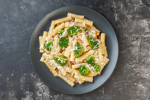 Vista dall'alto pasta cotta con formaggio e broccoli su sfondo grigio chiaro colore pasta piatto pasto italia cibo foto verde