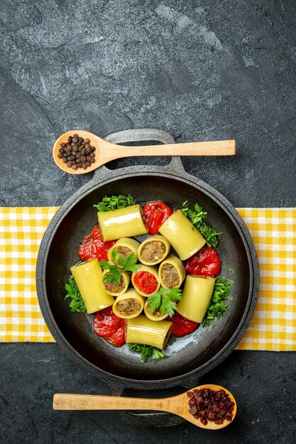 Vista dall'alto pasta italiana con carne su uno spazio grigio scuro