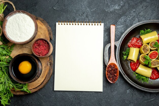 Vista dall'alto pasta italiana con carne su uno spazio grigio