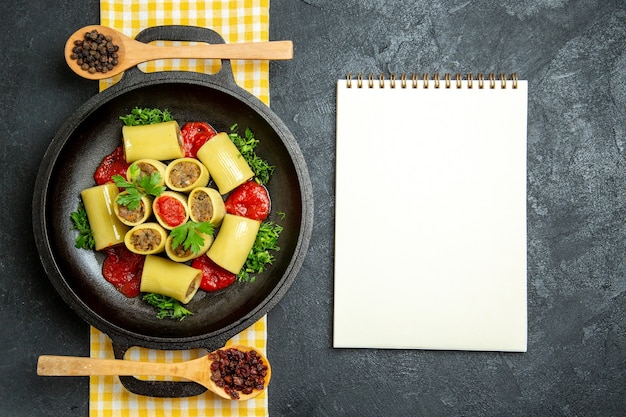 Vista dall'alto pasta italiana con carne su uno spazio grigio