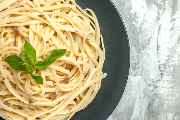 Vista dall'alto pasta italiana cotta all'interno del piatto su sfondo bianco