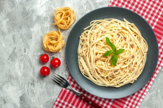 Vista dall'alto pasta italiana cotta all'interno del piatto su sfondo bianco
