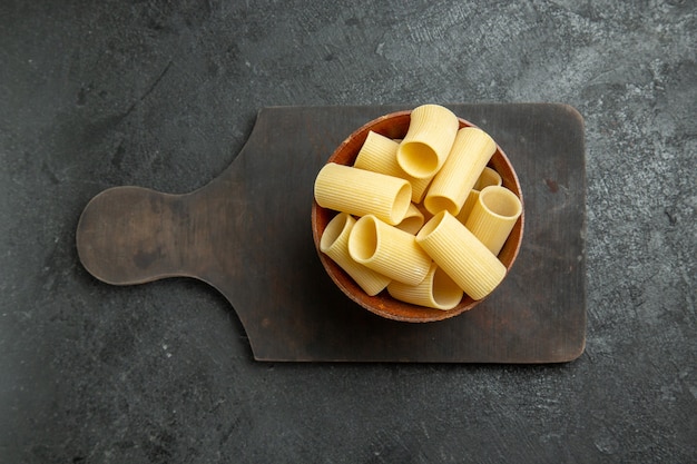 Vista dall'alto pasta italiana cruda poco formata sulla pasta di pasta cruda cibo sfondo grigio