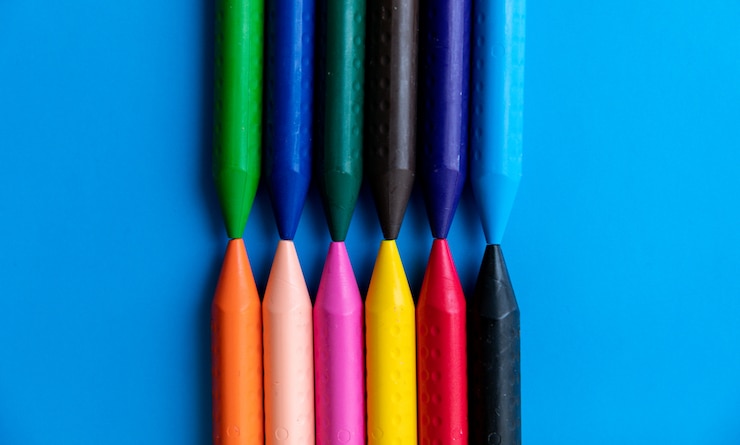 Foto gratuito vista dall'alto pastelli colorati allineati uno di fronte all'altro