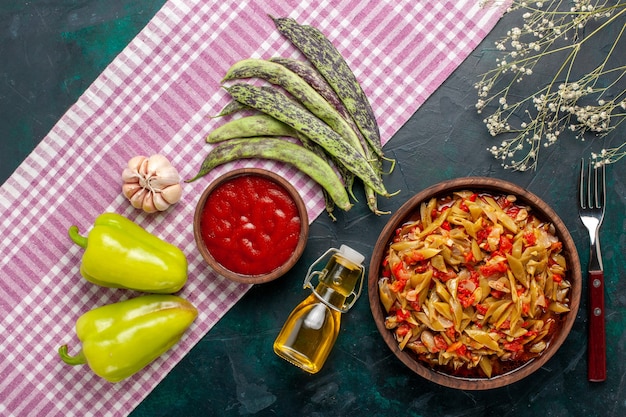 Vista dall'alto pasto di verdure a fette pasto delizioso di fagioli con olio d'oliva su sfondo blu