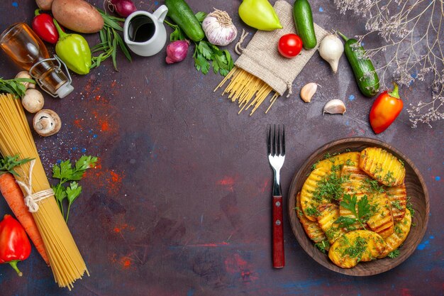 Vista dall'alto patate cotte piatto delizioso con verdure su superficie scura piatto da cucina patate cena pasto cibo