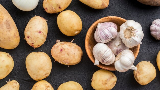 Vista dall'alto patate naturali e aglio accanto