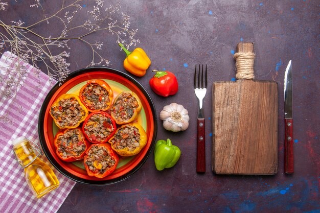 Vista dall'alto peperoni cotti con carne macinata e olio d'oliva su una superficie scura verdure farina cibo carne dolma