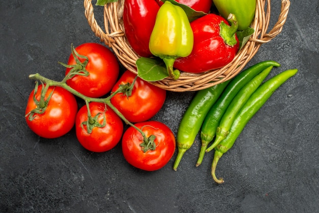 Vista dall'alto peperoni freschi con pomodori rossi