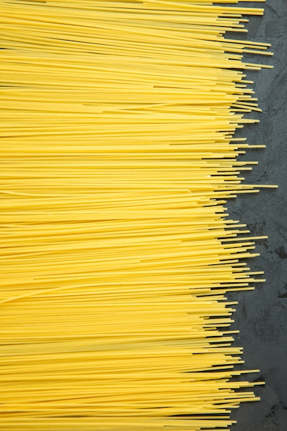 vista dall'alto per spaghetti crudi sul nero