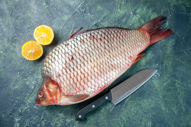 vista dall'alto pesce crudo fresco su sfondo blu scuro