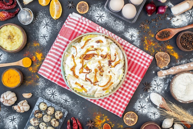 Vista dall'alto pezzi di pasta cotti con cipolle fritte e ingredienti diversi sullo sfondo scuro cucinare pasto cena piatto foto olio alimentare