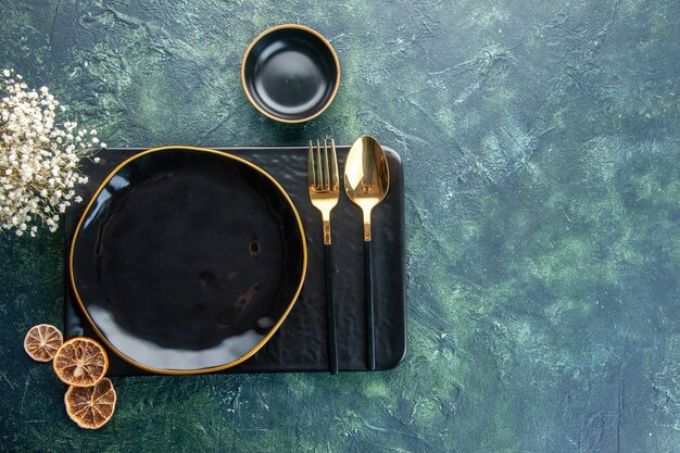 vista dall'alto piatti neri con posate d'oro su sfondo scuro colore pasto cena argento servizio ristorante posate cibo