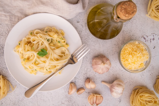 Vista dall'alto piatto di pasta con formaggio