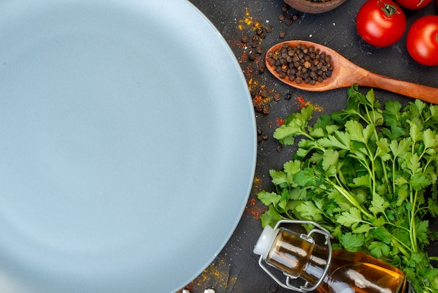 Vista dall'alto piatto rotondo verdure fresche e altri alimenti sul tavolo scuro