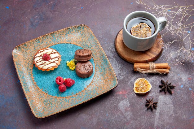 Vista dall'alto piccola torta cremosa con biscotti al cioccolato su superficie scura torta biscotto torta dolce biscotti allo zucchero