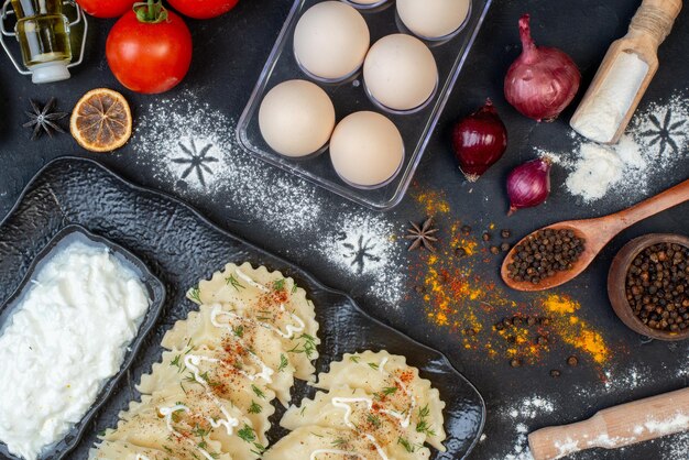 Vista dall'alto piccoli gnocchi cotti con ingredienti diversi su sfondo scuro piatto cena pasta cottura pasto colore