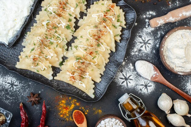 Vista dall'alto piccoli gnocchi cotti con ingredienti diversi su sfondo scuro piatto di verdure cena pasto colore pasta