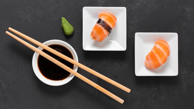 Vista dall'alto piccoli piatti con sushi